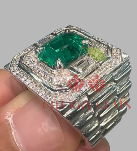 Noble Elegance: Emerald and Diamond Jewel