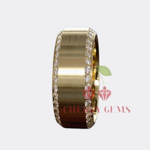 Golden Brilliance: Diamond-Edged Band