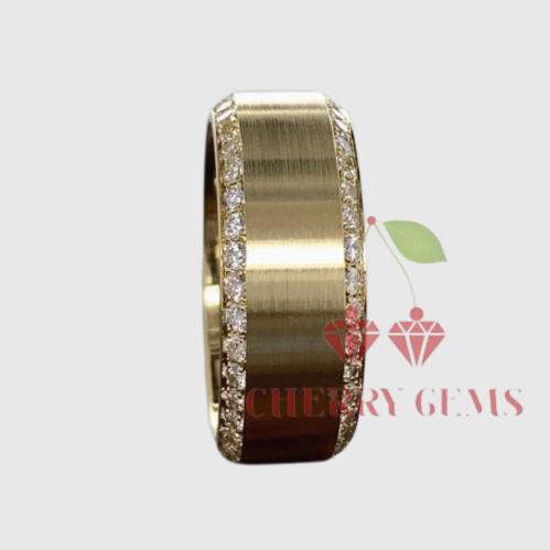 Golden Brilliance: Diamond-Edged Band