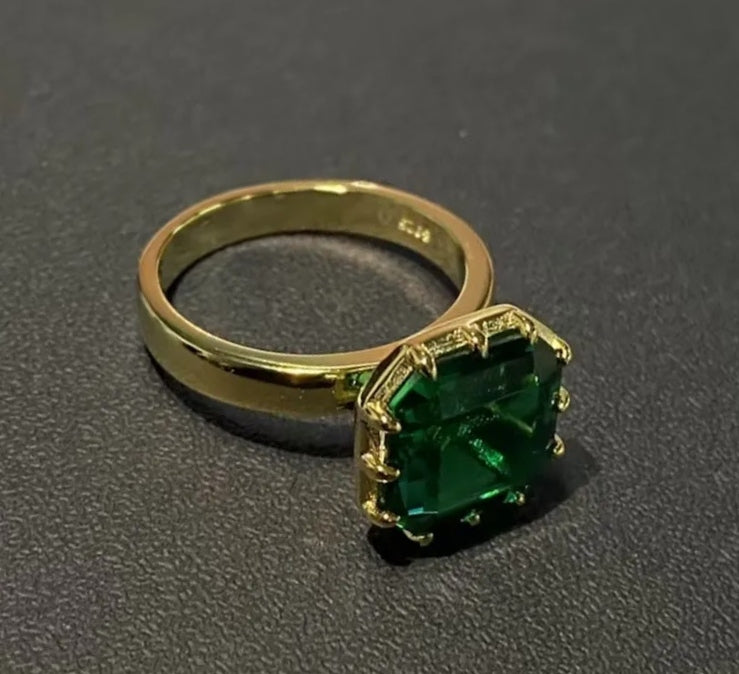 7 Carat Octagon-Cut Green Sapphire in 18K Yellow Gold
