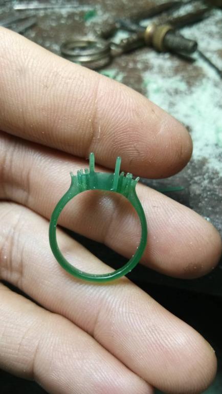 Radiant Emerald & Moissanite Ring – A Brilliant Fusion of Elegance and Sparkle