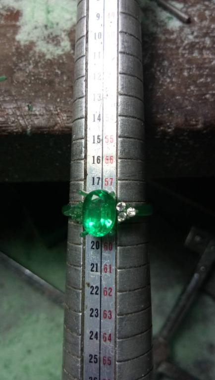 Radiant Emerald & Moissanite Ring – A Brilliant Fusion of Elegance and Sparkle