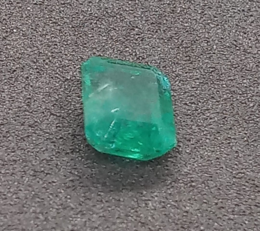 INSTOCK923-11-EM232-7///3.95cts Natural Emerald Available for setting. Direct source - Reasonable setting charges. Any designs Hand Made with Skilled Craftman.