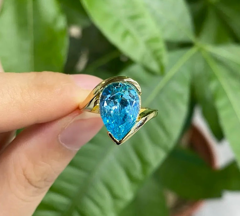 Captivating 5ct Pear Cut Aquamarine Ring with Flowing Bypass Setting