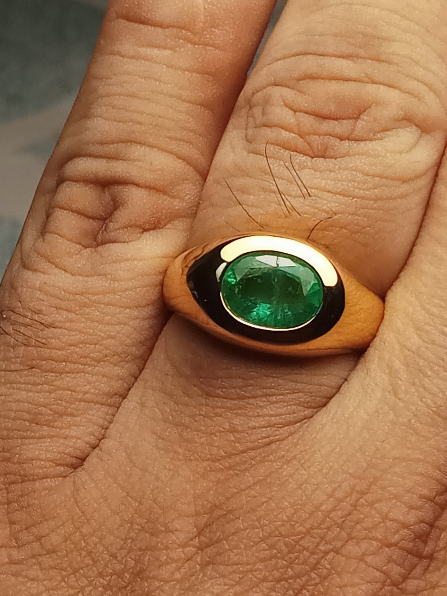 Natural Exquisite Gold Ring with Radiant Emerald Gemstone