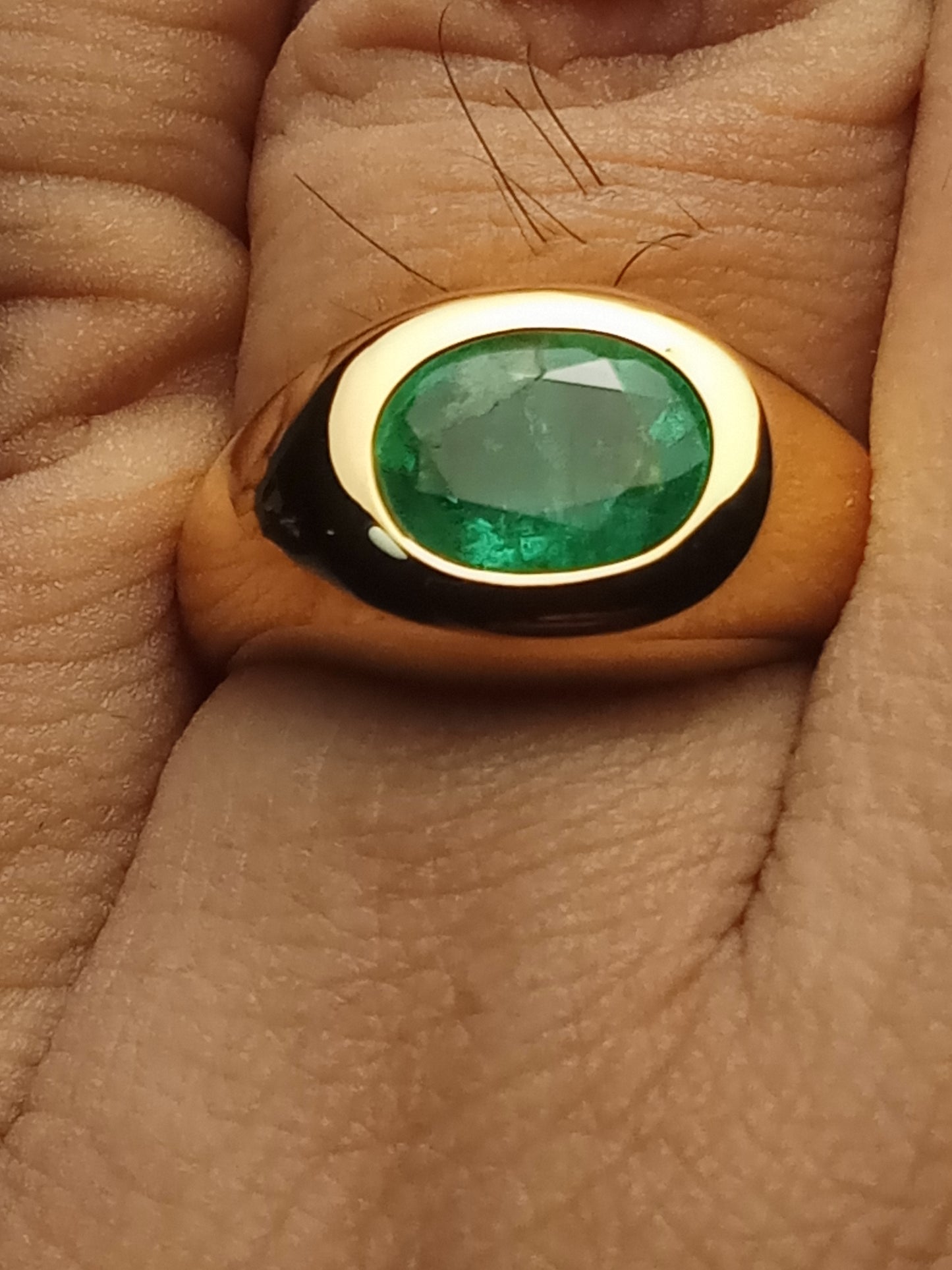 Natural Exquisite Gold Ring with Radiant Emerald Gemstone