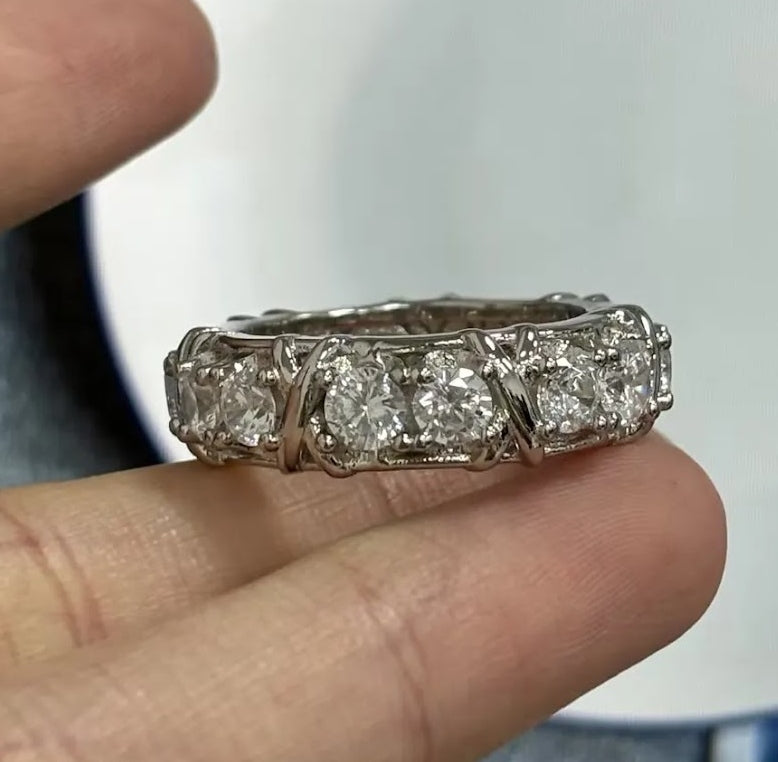 Exceptional 16-Stone Women’s White Gold Band