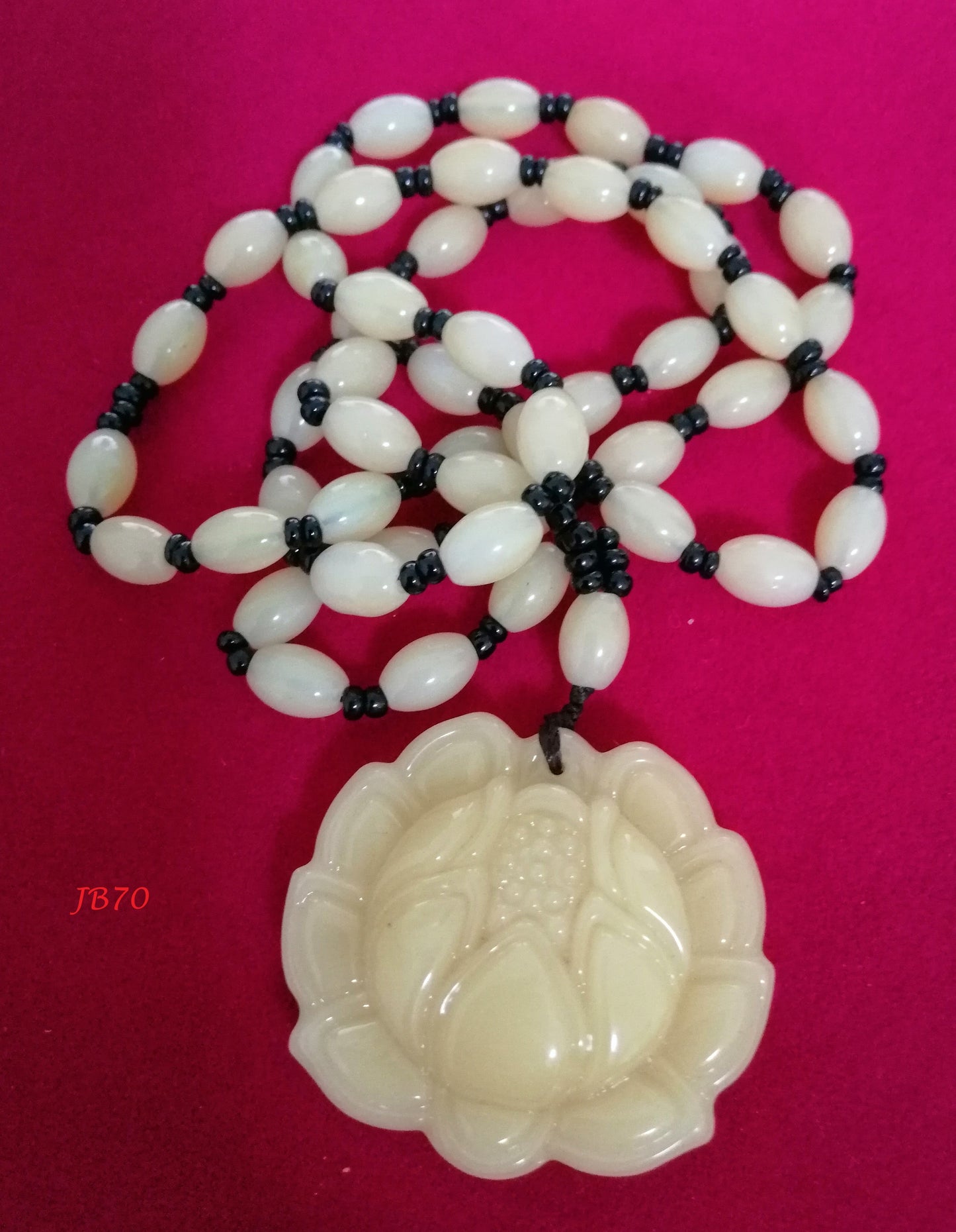 CHINA YONGSHAN CULTURE HAND CARVED JADE MASCOT NECKLACE