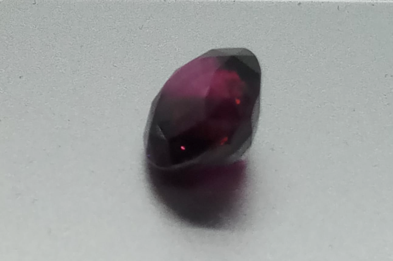 Swiss Lab Certified 8.07ct  Red-Purple Oval Natural Rhodolite Gemstone