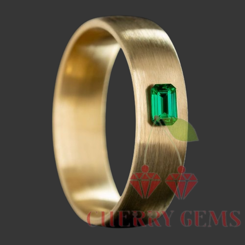 Emerald Glow: Stylish Gold Ring