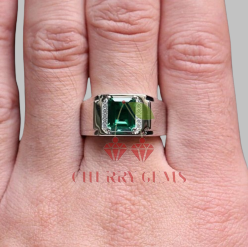 Emerald Majesty: Timeless Statement Ring