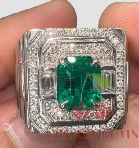 Noble Elegance: Emerald and Diamond Jewel