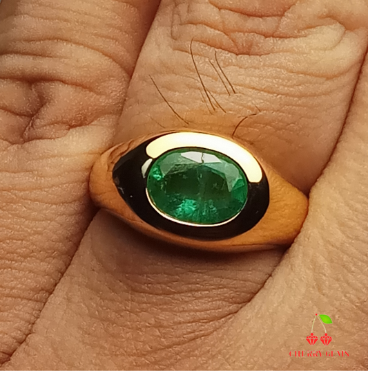 Natural Exquisite Gold Ring with Radiant Emerald Gemstone