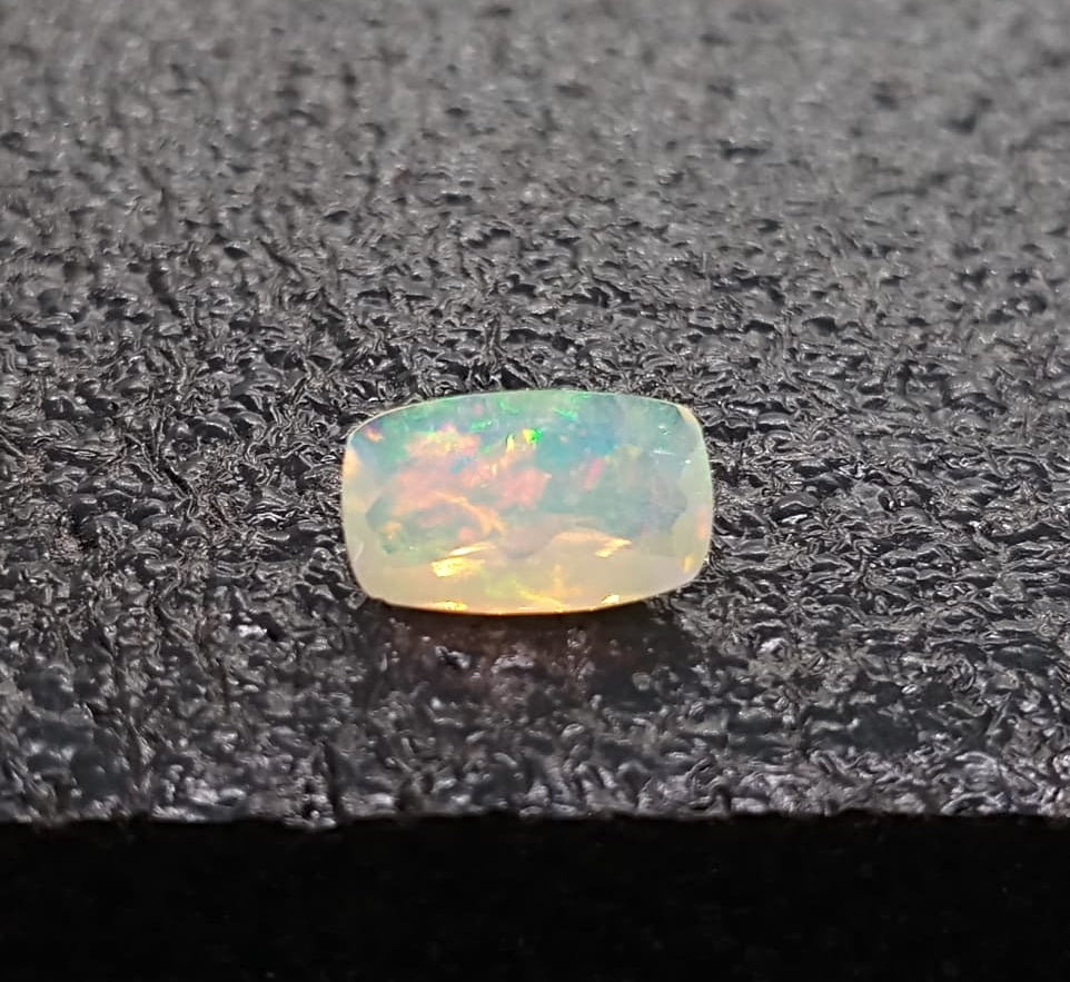 Natural  White Opal: Opal Essence 1.8cts- WO11 (24)