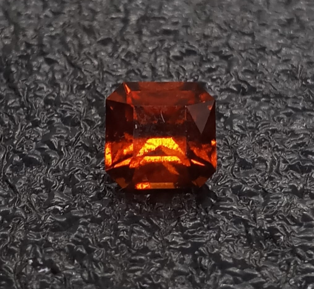 Natural Garnet: Gleaming Splendor 2.22ct - G3 (24)