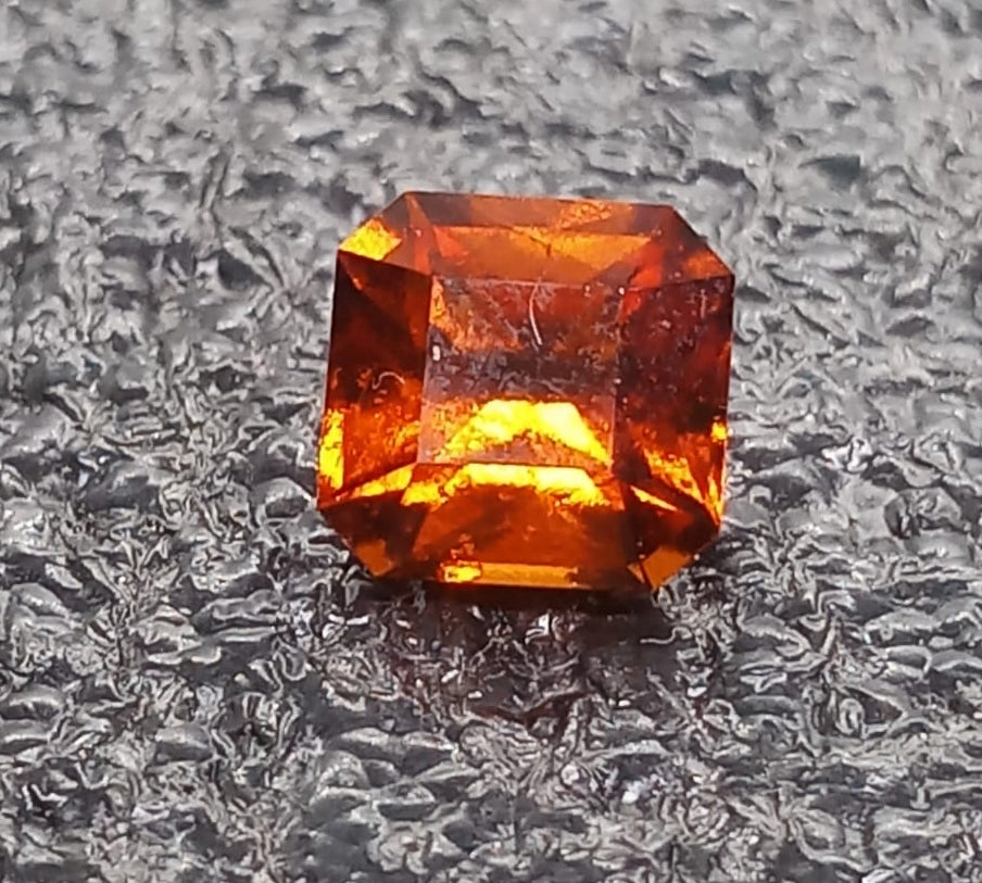 Natural Garnet: Gleaming Splendor 2.22ct - G3 (24)