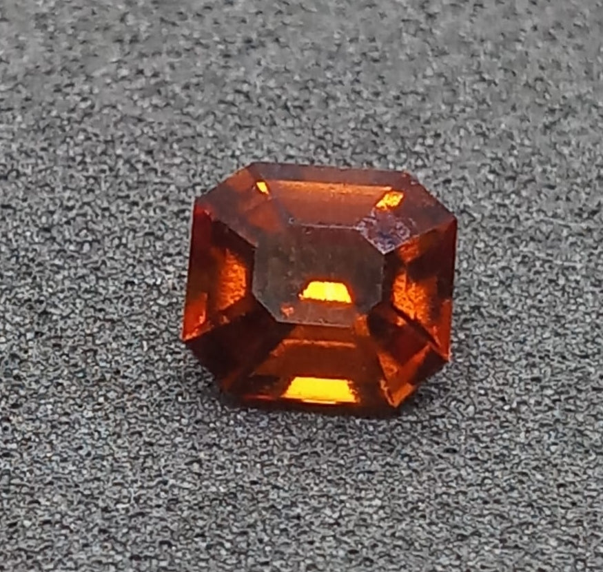 Natural Garnet: Ember Essence 2cts - G6 (24)