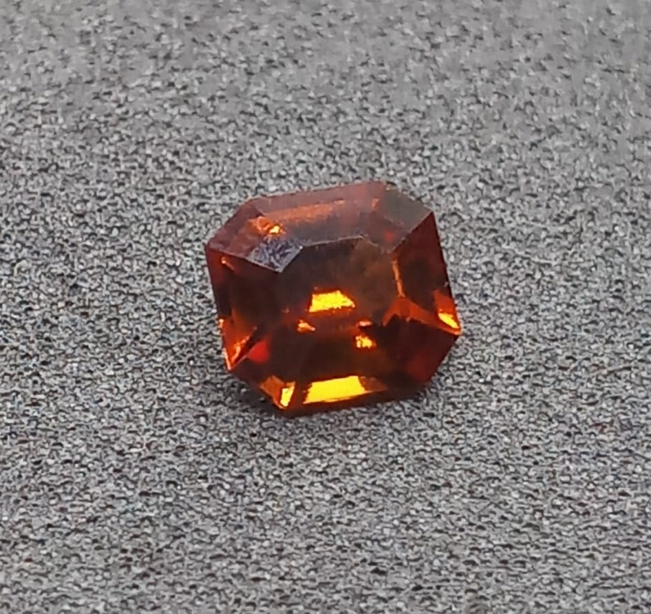 Natural Garnet: Ember Essence 2cts - G6 (24)