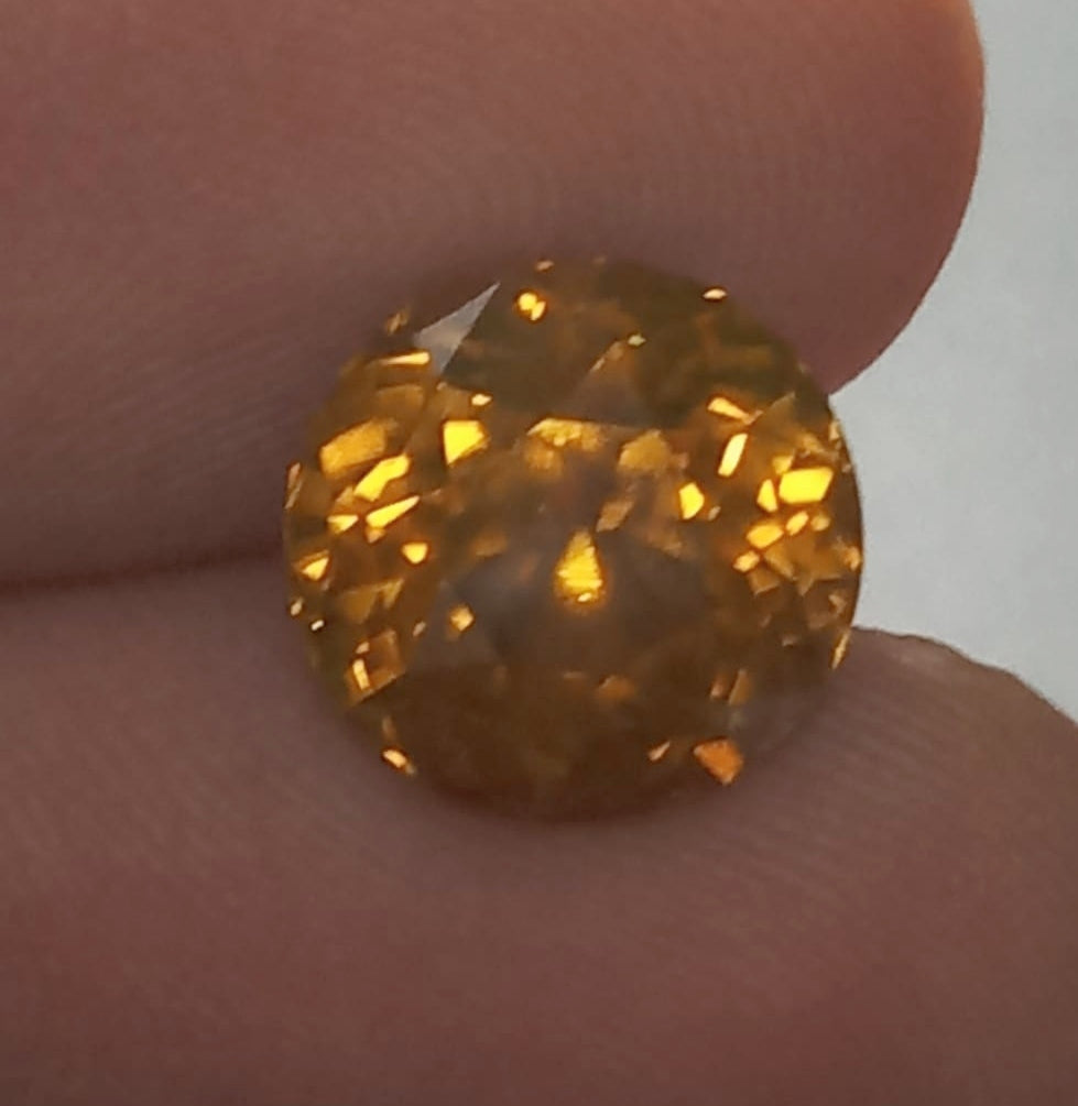 Natural Certified Zircon: Dazzling Aurora 6.30cts- ZI2 (24)