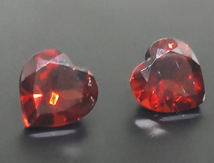 Natural Heart Shaped Garnet: Crimson Heart 3.10cts- GA11 (24)