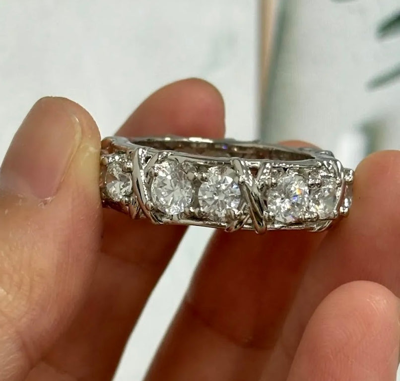 Exceptional 16-Stone Women’s White Gold Band