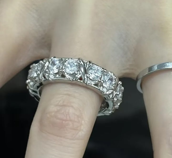 Exceptional 16-Stone Women’s White Gold Band