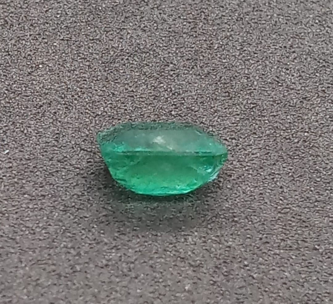 INSTOCK923-11-EM232-7///3.95cts Natural Emerald Available for setting. Direct source - Reasonable setting charges. Any designs Hand Made with Skilled Craftman.