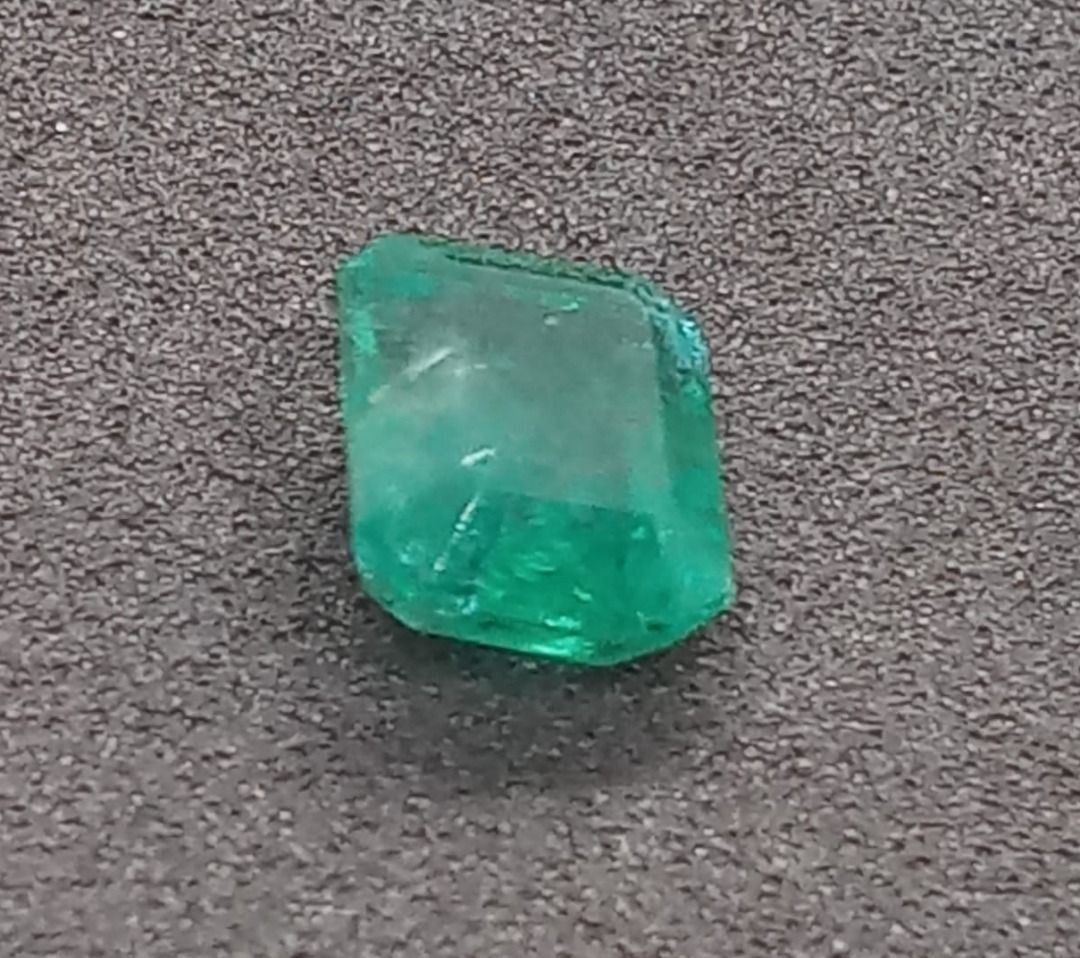 INSTOCK923-11-EM232-7///3.95cts Natural Emerald Available for setting. Direct source - Reasonable setting charges. Any designs Hand Made with Skilled Craftman.