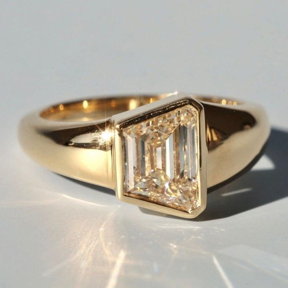 Elegant Trapezoid-Cut Diamond Gold Ring